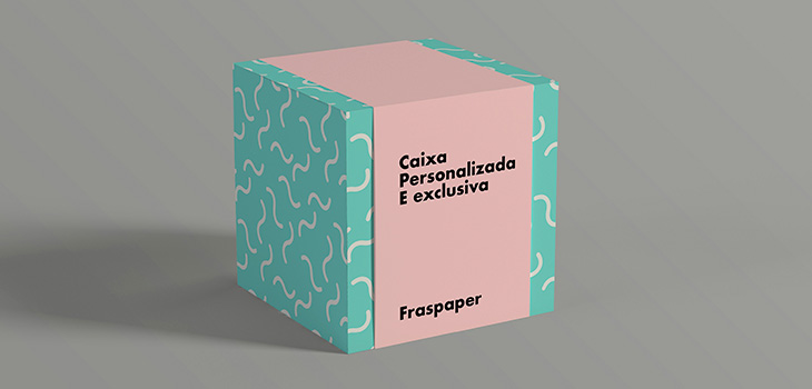 Embalagem verde e rosa, sem muitos detalhes, bem clean.