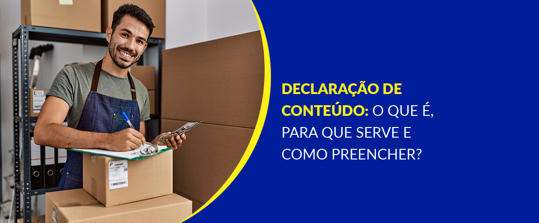 Homem sorrindo com uma prancheta em cima de uma encomenda