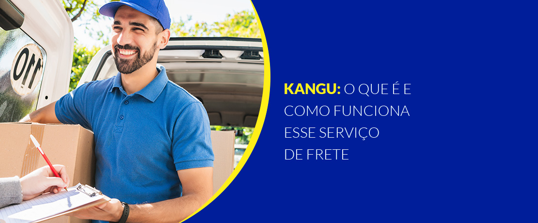 Entregador sorridente com encomenda nas mãos