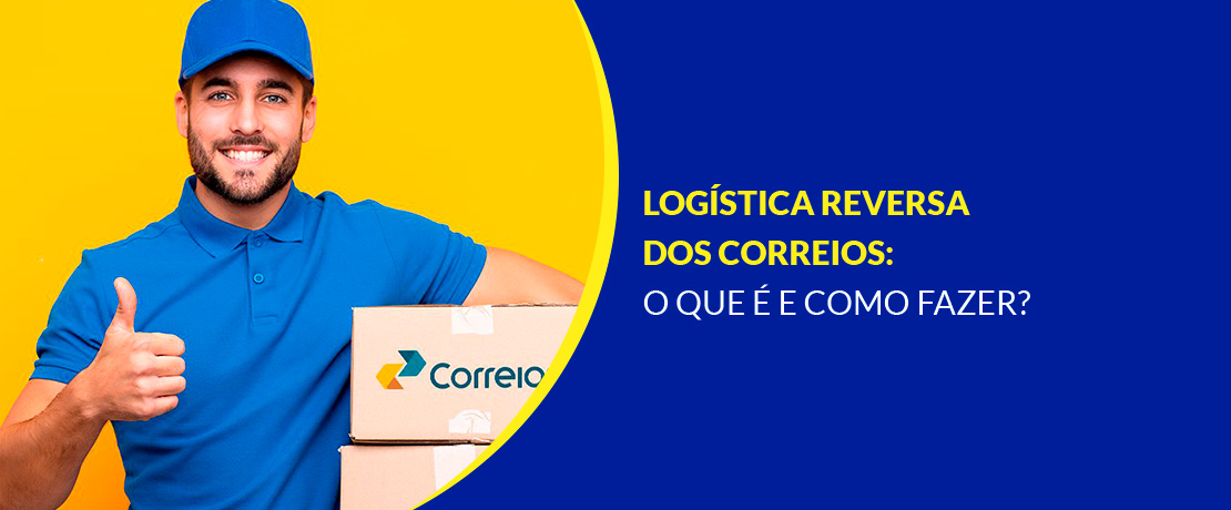 Funcionário dos Correios fazendo o sinal de positivo e sorrindo com uma encomenda nos braços