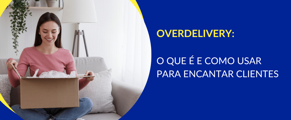 Imagem de mulher branca, sentada em um sofá, olhando com satisfação uma encomenda
