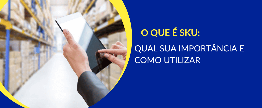 Imagem mostra mãos de mulher mexendo em um tablet, num galpão cheio de caixas de produtos organizadas em prateleiras